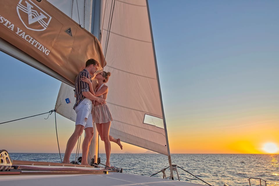  Santorini: Catamaran Cruise with Food and Open Bar 